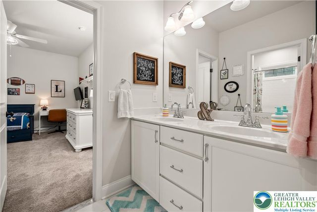 6215 Fox Glove Lane, Upper Saucon Twp, PA 18034