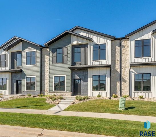 8611 W Shoreline Pl Place, Sioux Falls, SD 57107
