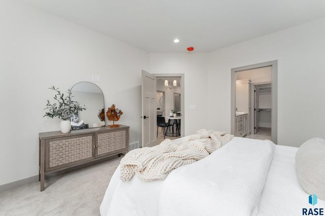 8611 W Shoreline Pl Place, Sioux Falls, SD 57107