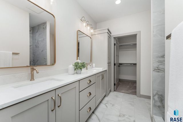 8611 W Shoreline Pl Place, Sioux Falls, SD 57107