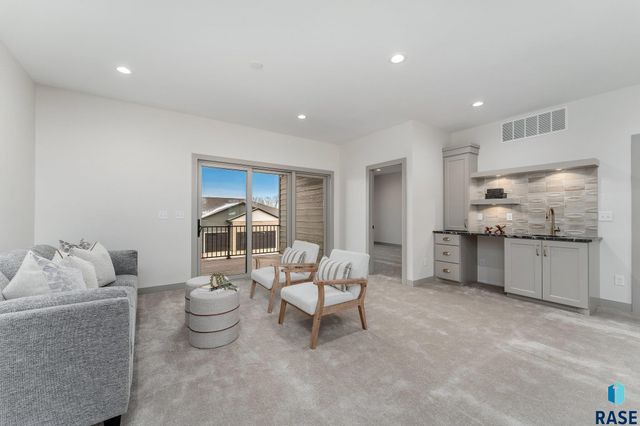 8611 W Shoreline Pl Place, Sioux Falls, SD 57107