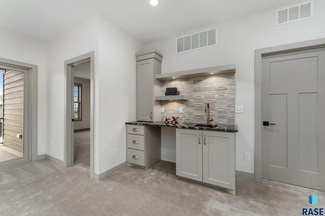 8611 W Shoreline Pl Place, Sioux Falls, SD 57107