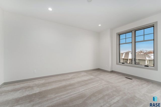 8611 W Shoreline Pl Place, Sioux Falls, SD 57107