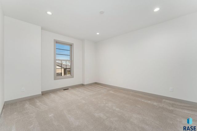 8611 W Shoreline Pl Place, Sioux Falls, SD 57107