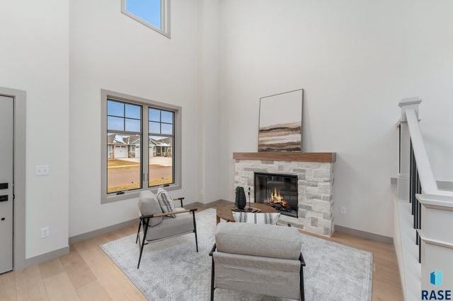 8611 W Shoreline Pl Place, Sioux Falls, SD 57107