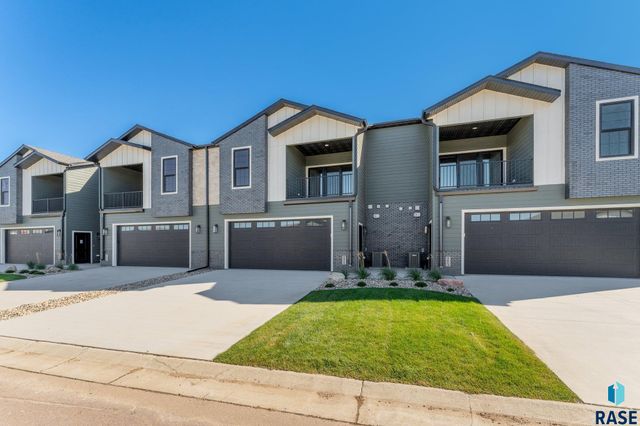 8611 W Shoreline Pl Place, Sioux Falls, SD 57107