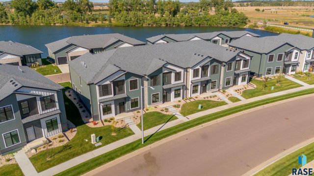 8611 W Shoreline Pl Place, Sioux Falls, SD 57107