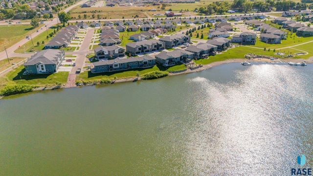 8611 W Shoreline Pl Place, Sioux Falls, SD 57107