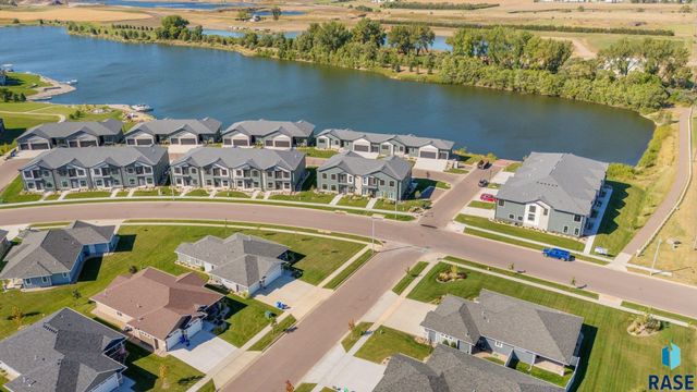 8611 W Shoreline Pl Place, Sioux Falls, SD 57107