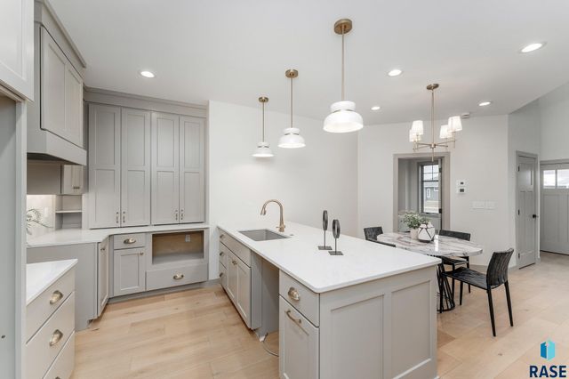 8611 W Shoreline Pl Place, Sioux Falls, SD 57107