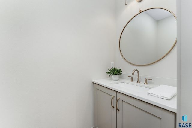 8611 W Shoreline Pl Place, Sioux Falls, SD 57107