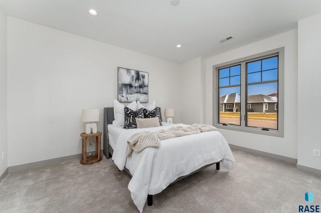 8611 W Shoreline Pl Place, Sioux Falls, SD 57107