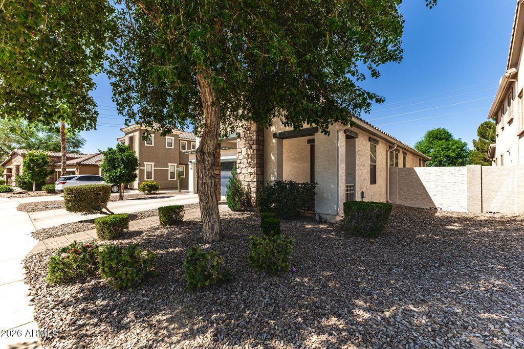 Image 3 of property listing at 4730 S TWINLEAF Drive, Gilbert, AZ 85297