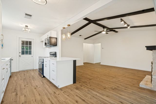1907 Armstrong Street, Cleburne, TX 76033