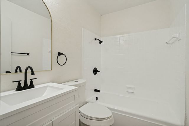 1907 Armstrong Street, Cleburne, TX 76033