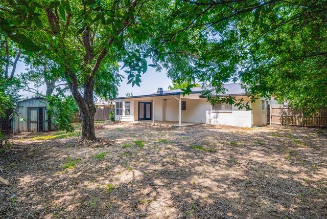 1907 Armstrong Street, Cleburne, TX 76033
