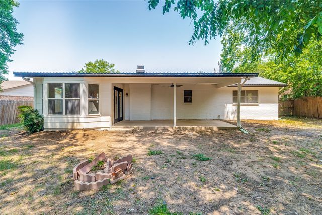 1907 Armstrong Street, Cleburne, TX 76033