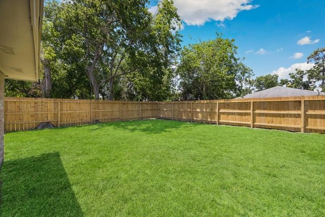 4442 Oak Shadows Drive, Houston, TX 77091