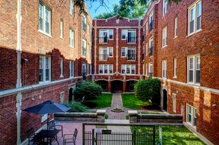7322 N Damen Avenue 3, Chicago, IL 60645