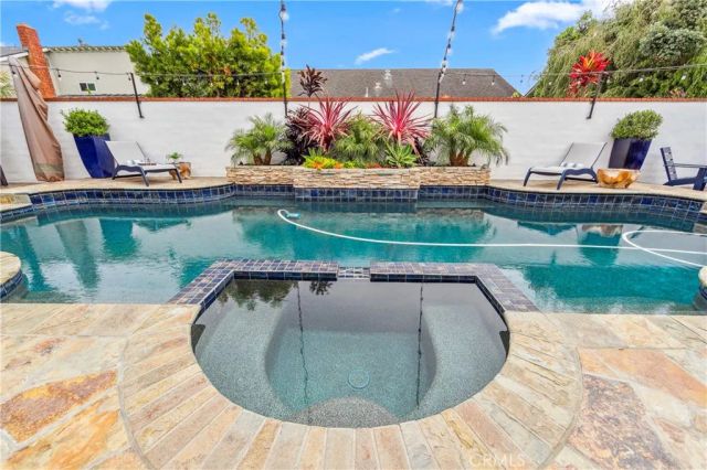 5522 Mossvale Circle, Huntington Beach, CA 92649