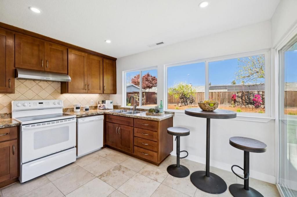 Image 8 of property listing at 2877 Bellini Court, San Jose, CA 95132