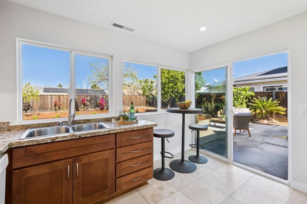 Image 9 of property listing at 2877 Bellini Court, San Jose, CA 95132