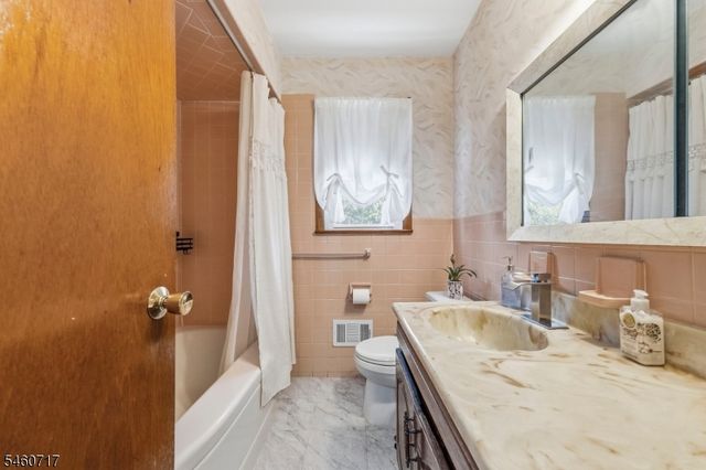 454 Lasalle Ave, Hasbrouck Heights Boro, NJ 07604