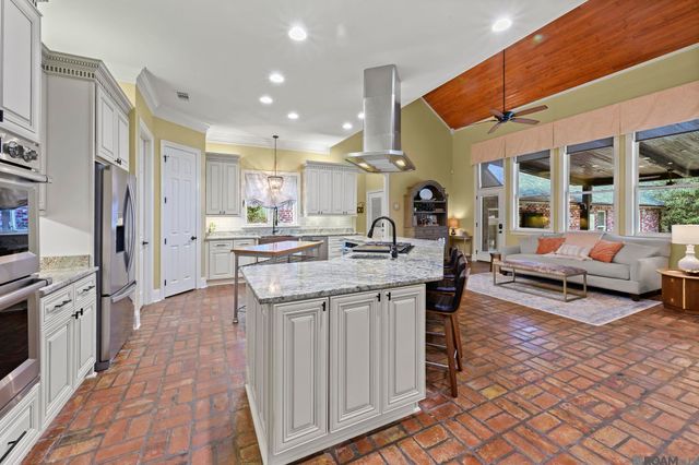 6895 Hunters Way Dr, Denham Springs, LA 70726