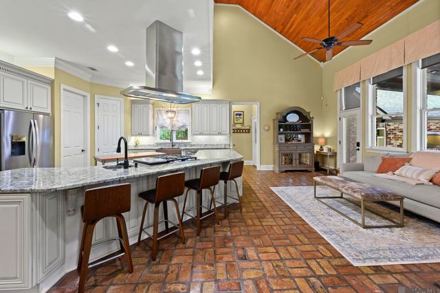 6895 Hunters Way Dr, Denham Springs, LA 70726