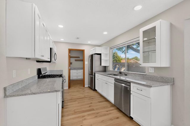 6424 Louise Place NE, Albuquerque, NM 87109