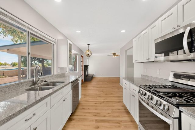6424 Louise Place NE, Albuquerque, NM 87109