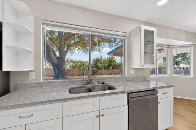 6424 Louise Place NE, Albuquerque, NM 87109
