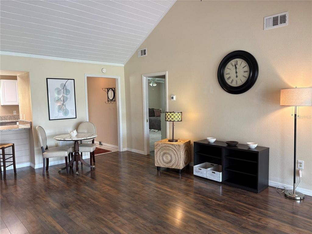 Image 6 of property listing at 1152 VILLA LANE 104, Apopka, FL 32712