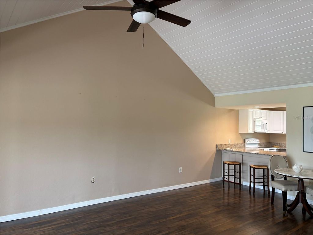 Image 8 of property listing at 1152 VILLA LANE 104, Apopka, FL 32712