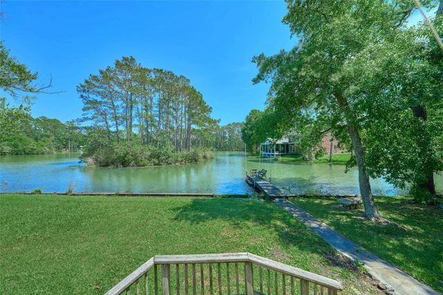 8805 Lakeshore Drive, Montgomery, TX 77316