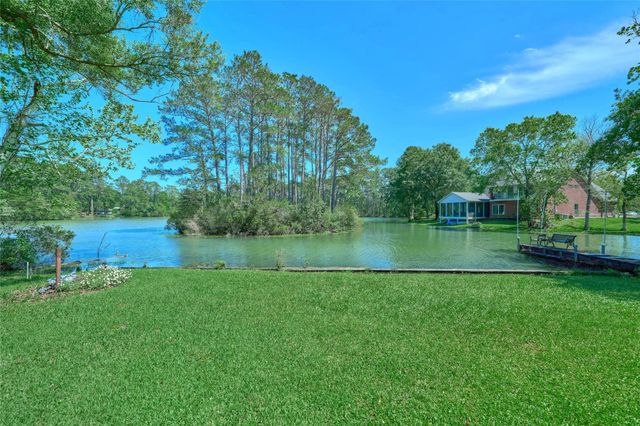 8805 Lakeshore Drive, Montgomery, TX 77316