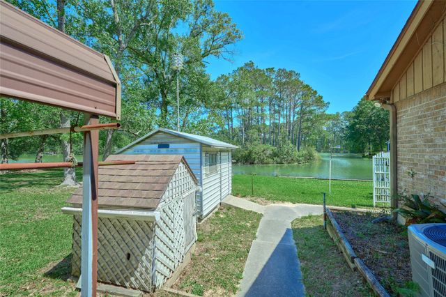 8805 Lakeshore Drive, Montgomery, TX 77316