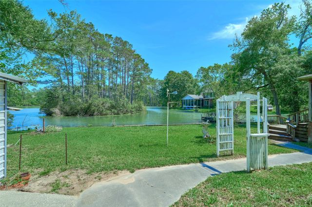 8805 Lakeshore Drive, Montgomery, TX 77316