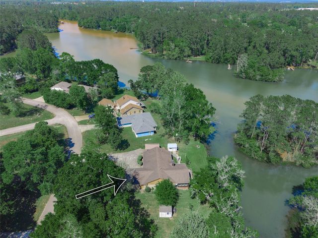 8805 Lakeshore Drive, Montgomery, TX 77316