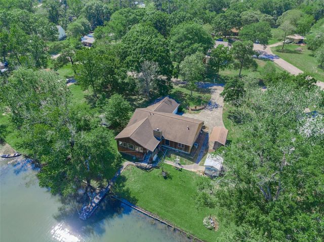 8805 Lakeshore Drive, Montgomery, TX 77316
