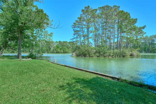 8805 Lakeshore Drive, Montgomery, TX 77316