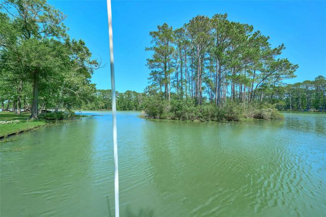 8805 Lakeshore Drive, Montgomery, TX 77316