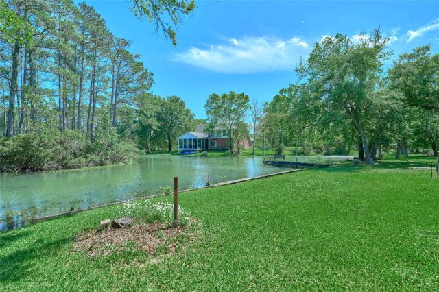 8805 Lakeshore Drive, Montgomery, TX 77316