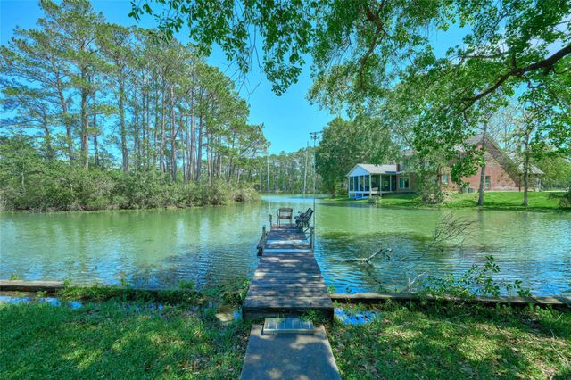 8805 Lakeshore Drive, Montgomery, TX 77316