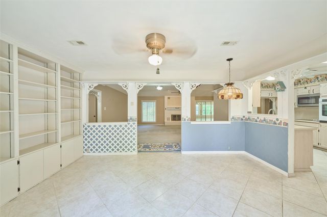 8805 Lakeshore Drive, Montgomery, TX 77316