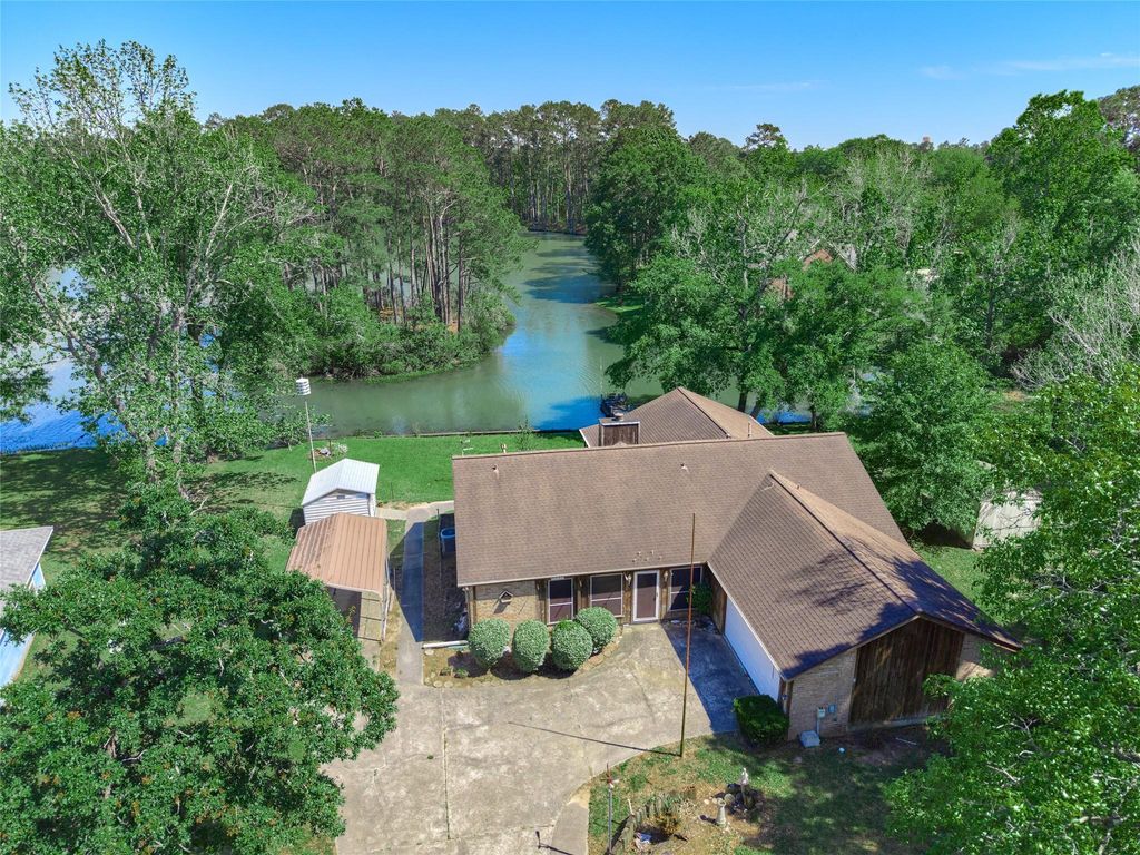 8805 Lakeshore Drive, Montgomery, TX 77316