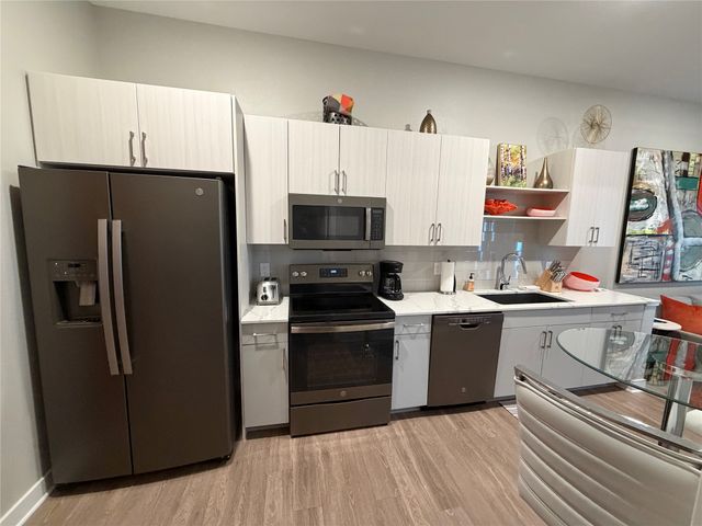 450 SW 7th Street 305, Des Moines, IA 50309