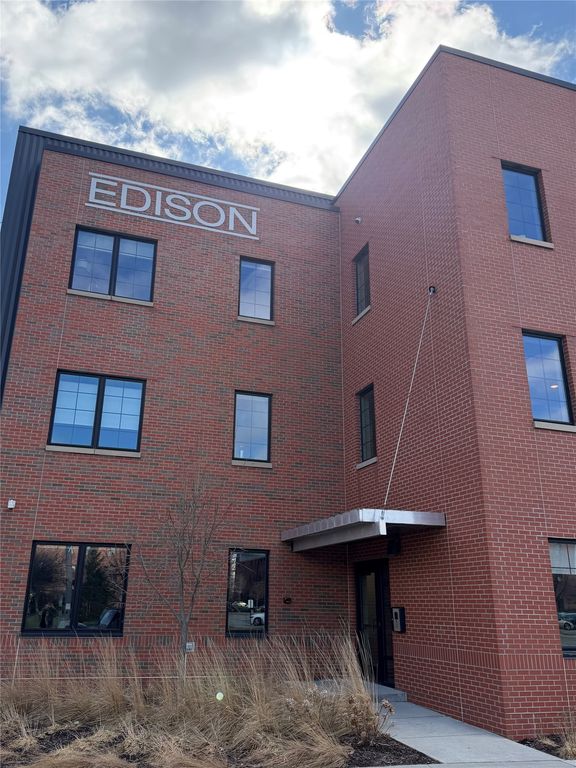 450 SW 7th Street 305, Des Moines, IA 50309