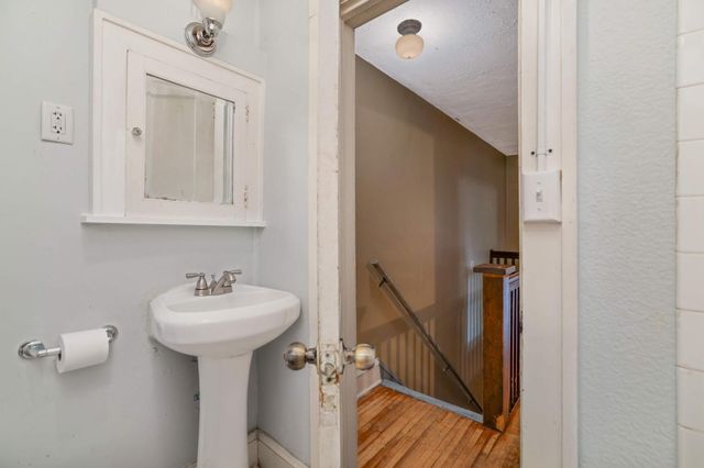 209 Cedar Lake Road N, Minneapolis, MN 55405