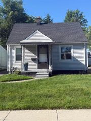 20846 Hampton Street, Harper Woods, MI 48225